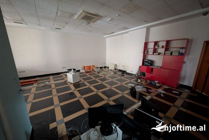 Jepet me qira Zyre te “Galeria”, Rruga e Barrikadave!