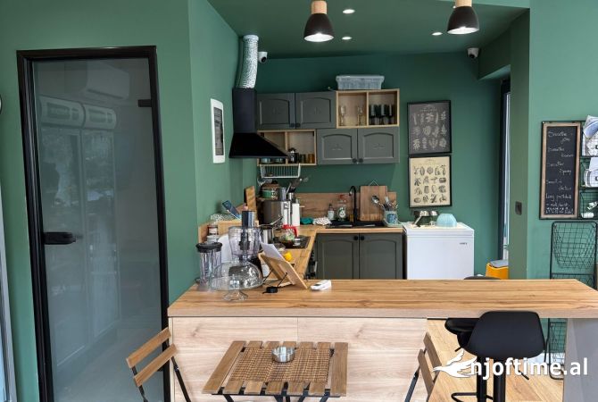 Jepet me qira ambient komercial në katin 0, në Bllok!