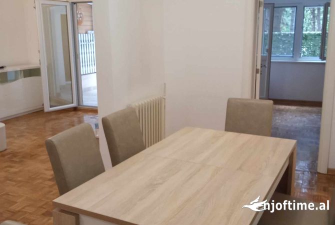 Ambiente Commerciale in Vendita 3+1 a Peja - 248,000 Euro