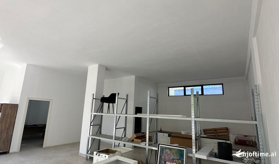 Jepet me qera ambient biznesi buze rruge 100m2  400Euro