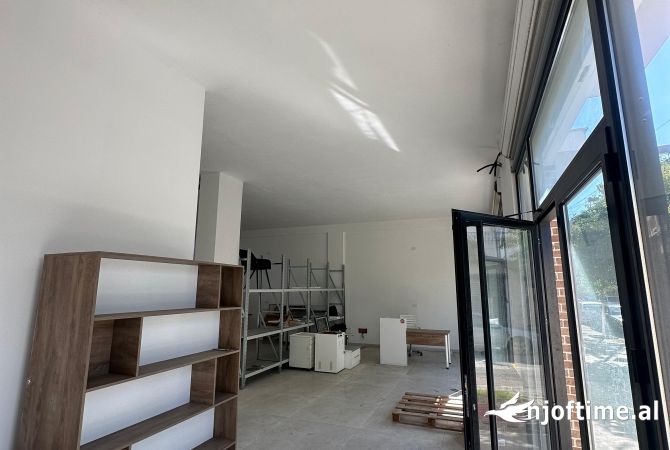 Jepet me qera ambient biznesi buze rruge 100m2  400Euro