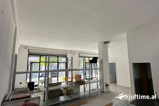 Ambiente Commerciale in Affitto 1+1 a Durazzo - 400 Euro