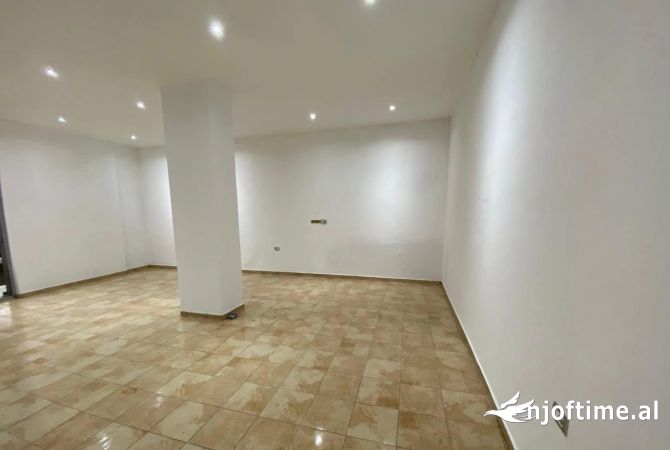 Ambiente Commerciale in Affitto 1+1 a Tirana - 30,000 Leke