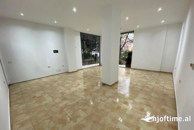Ambiente Commerciale in Affitto 1+1 a Tirana - 30,000 Leke