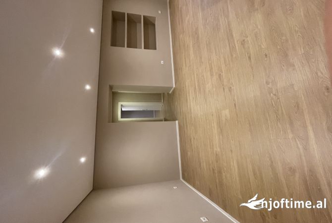 Ambiente Commerciale in Affitto 3+1 a Tirana - 900 Euro