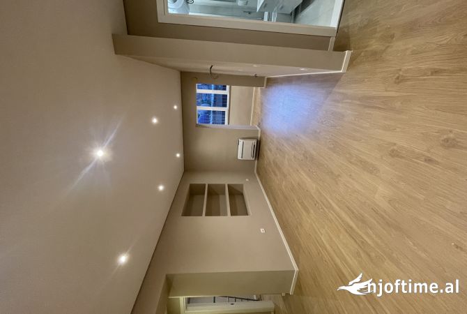 Ambiente Commerciale in Affitto 3+1 a Tirana - 900 Euro