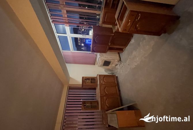 Ambiente Commerciale in Affitto 3+1 a Tirana - 650 Euro