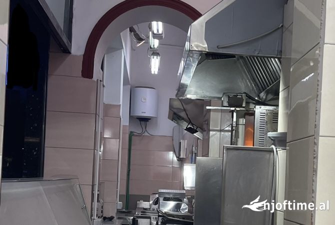 Ambiente Commerciale in Affitto 2+1 a Tirana - 2,500 Euro