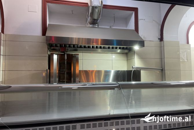 Ambiente Commerciale in Affitto 2+1 a Tirana - 2,500 Euro