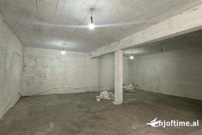 Ambiente Commerciale in Affitto 4+1 a Tirana - 1,200 Euro