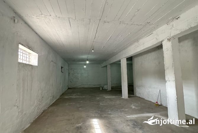 Ambiente Commerciale in Affitto 4+1 a Tirana - 1,200 Euro