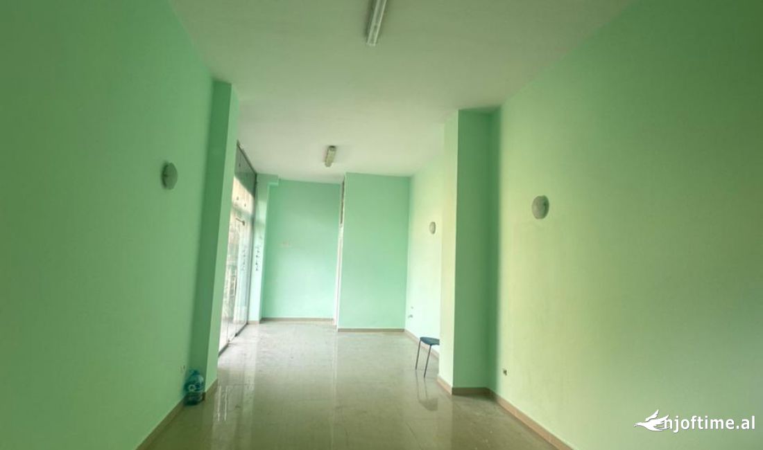 Ambient komercial me qira tek rruga e Barrikadave