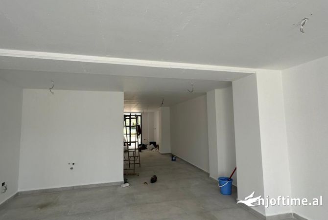 Ambiente Commerciale in Affitto 1+1 a Tirana - 750 Euro