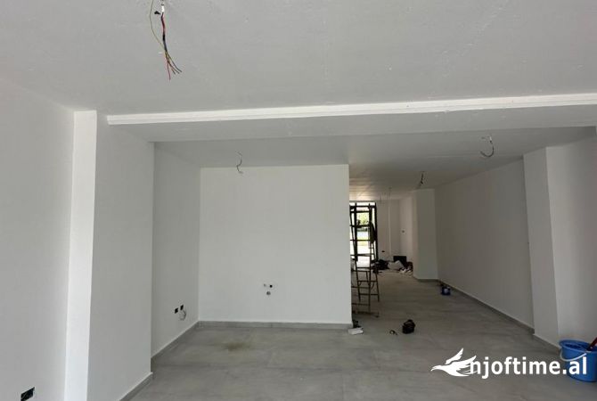 Ambiente Commerciale in Affitto 1+1 a Tirana - 750 Euro