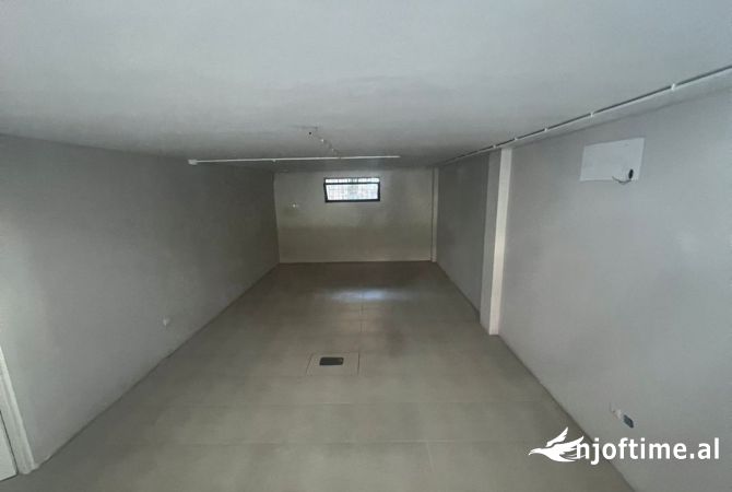 Ambiente Commerciale in Affitto 1+1 a Tirana - 1,251 Euro