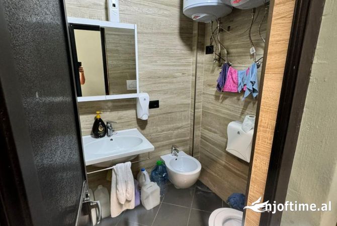 Ambiente Commerciale in Affitto 1+1 a Tirana - 2,501 Euro