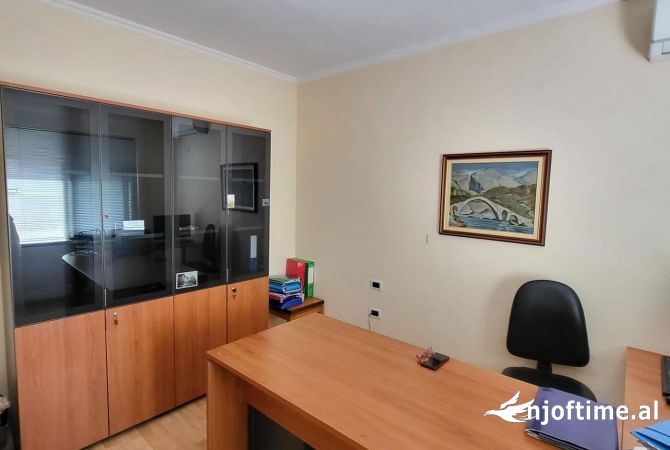 Ambiente Commerciale in Affitto 3+1 a Tirana - 601 Euro