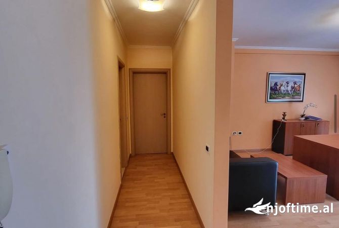 Zyre per qira prane Stadiumit Dinamo