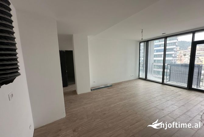 Ambiente Commerciale in Affitto 3+1 a Tirana - 700 Euro