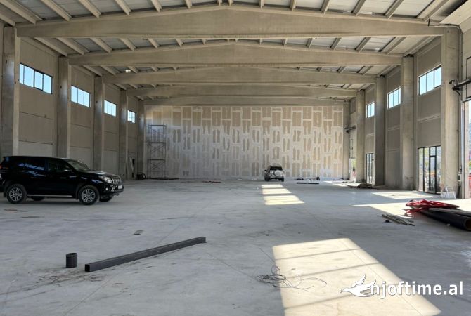 Ambiente Commerciale in Affitto 4+1 a Tirana - 7,501 Euro