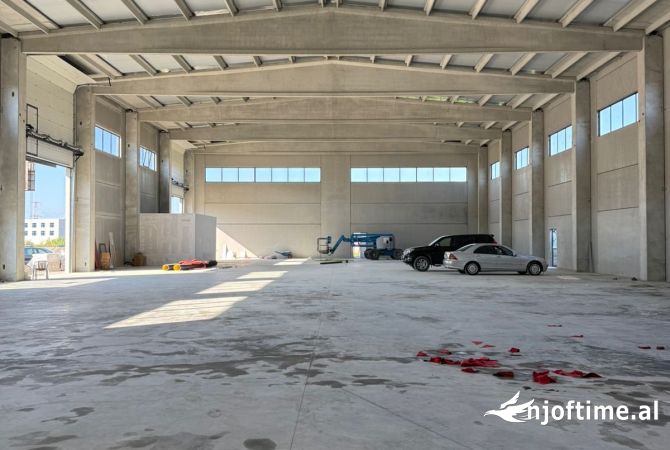 Ambiente Commerciale in Affitto 4+1 a Tirana - 7,501 Euro