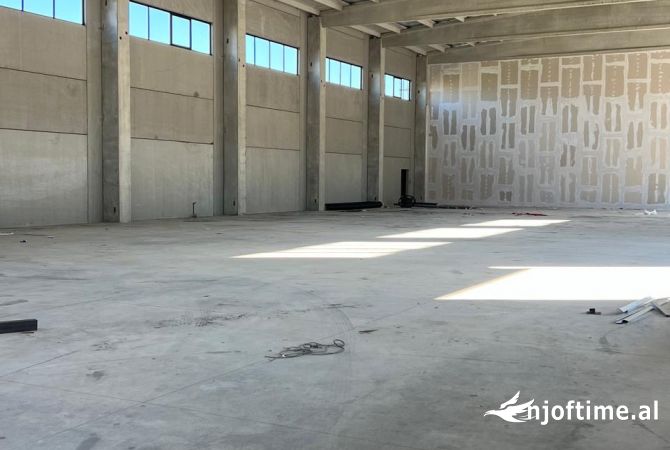 Ambiente Commerciale in Affitto 4+1 a Tirana - 7,501 Euro