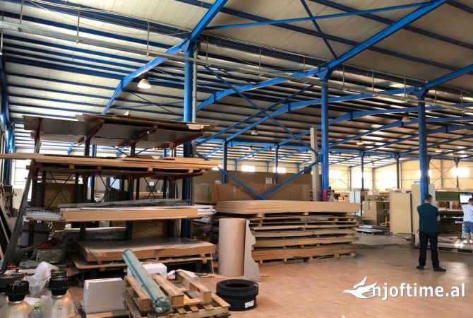 Ambiente Commerciale in Affitto 4+1 a Tirana - 6,001 Euro