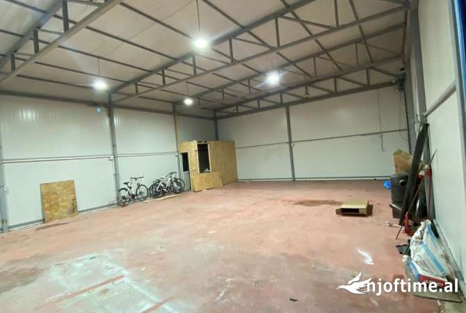 Ambiente Commerciale in Affitto 4+1 a Tirana - 701 Euro