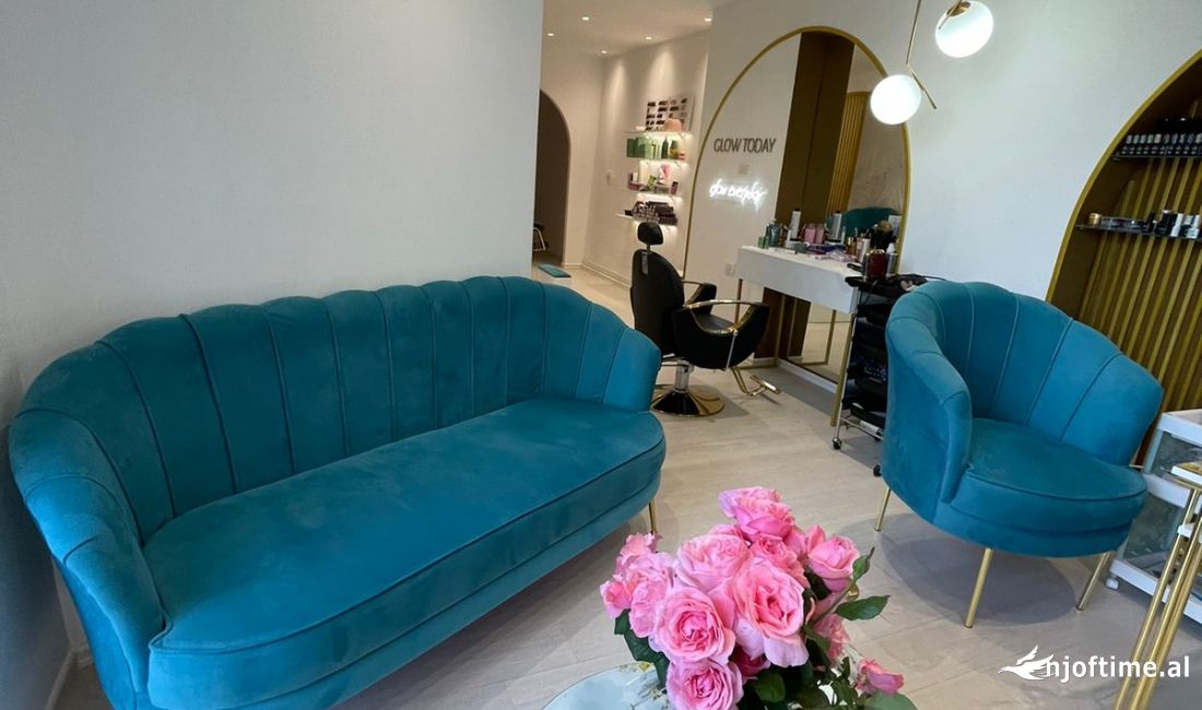 Shitet biznesi tek Liqeni i Thate