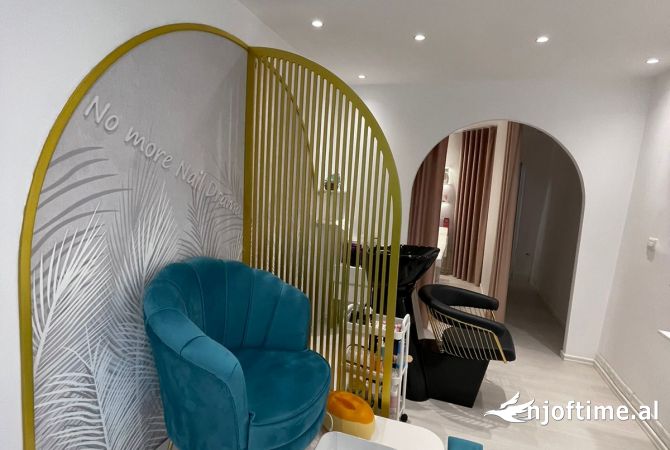 Shitet biznesi tek Liqeni i Thate