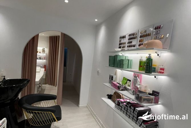 Shitet biznesi tek Liqeni i Thate