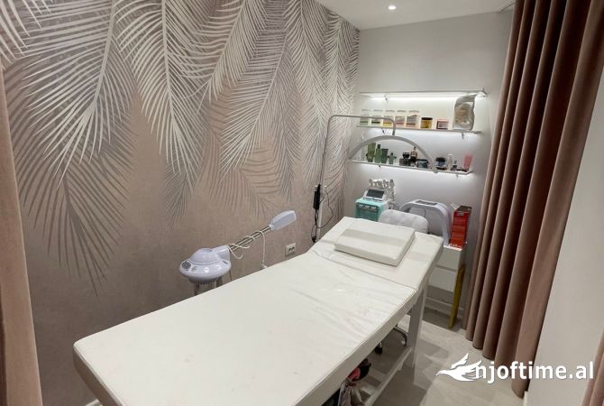 Shitet biznesi tek Liqeni i Thate