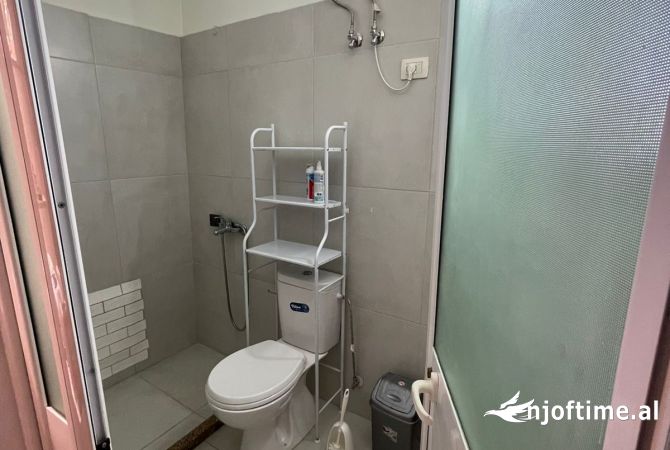 Shitet biznesi tek Liqeni i Thate