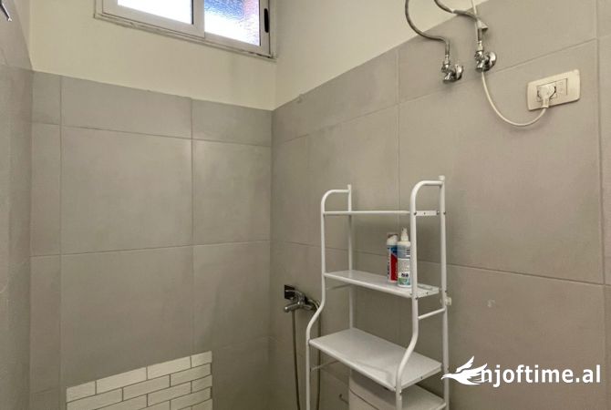 Shitet biznesi tek Liqeni i Thate