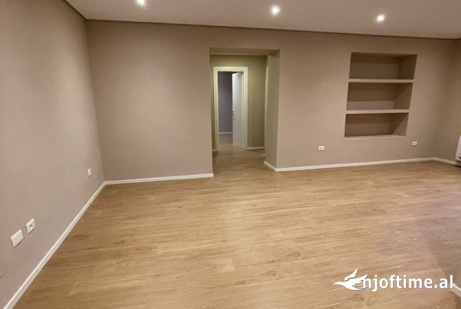 Ambiente Commerciale in Affitto 3+1 a Tirana - 901 Euro