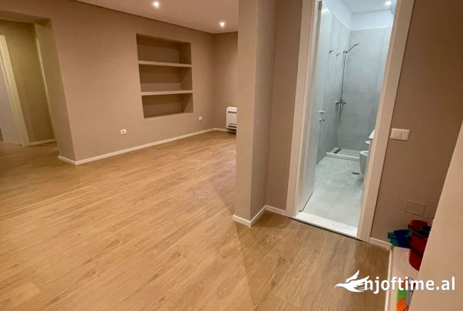 Ambiente Commerciale in Affitto 3+1 a Tirana - 901 Euro