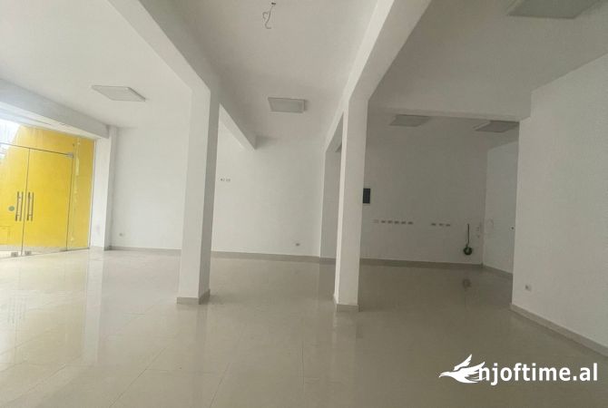 Ambiente Commerciale in Affitto 1+1 a Tirana - 2,001 Euro