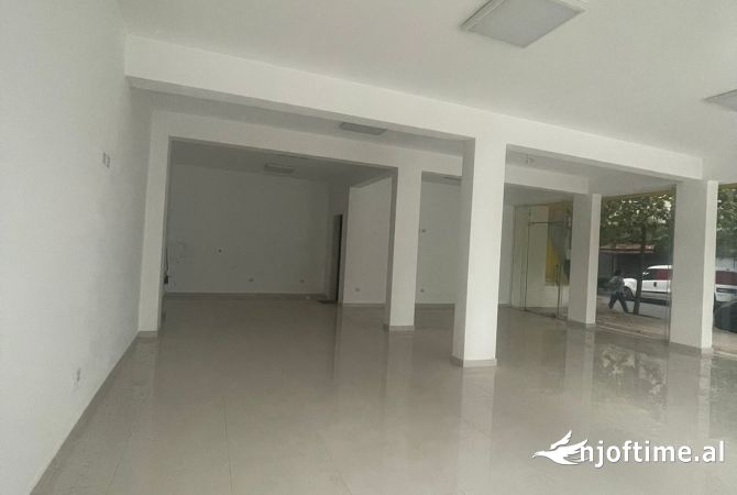 Ambiente Commerciale in Affitto 1+1 a Tirana - 2,001 Euro