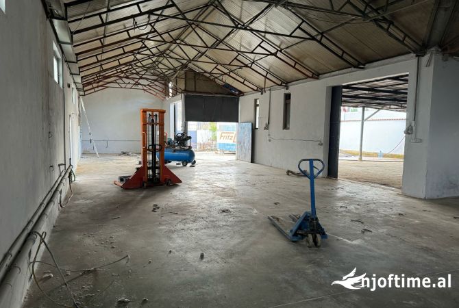 Ambiente Commerciale in Affitto 4+1 a Tirana - 1,201 Euro