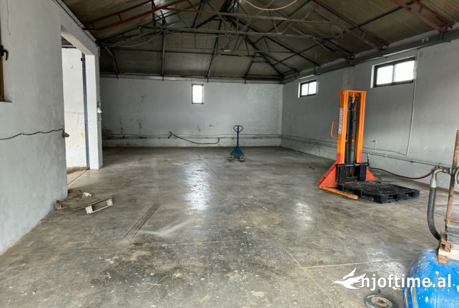 Ambiente Commerciale in Affitto 4+1 a Tirana - 1,201 Euro