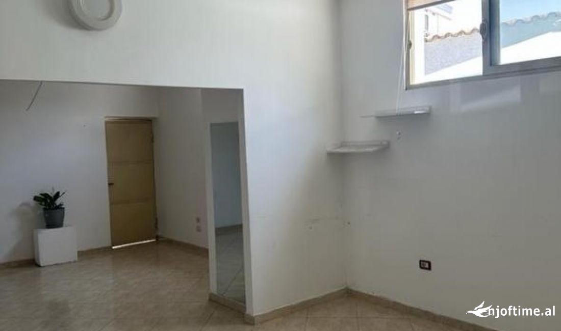 Ambient biznesi me qera te Rruga Bajron