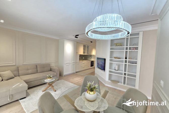 Shitet apartament 3+1+Garazhd