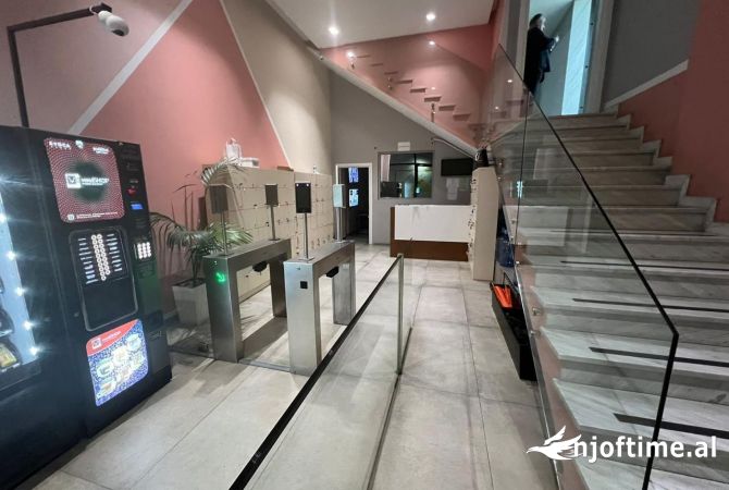 Ambiente Commerciale in Affitto 3+1 a Tirana - 7,000 Euro