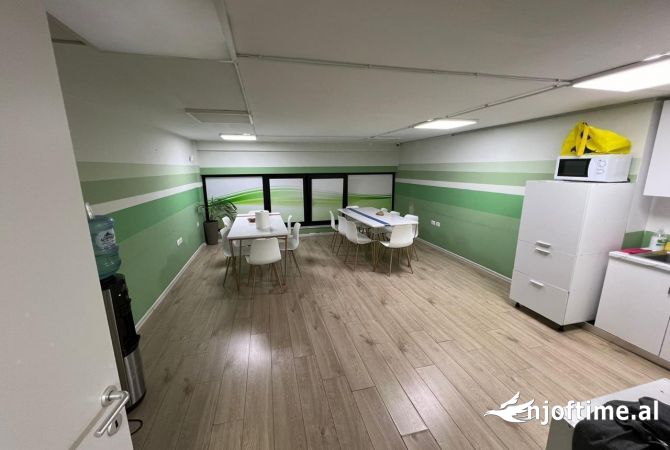 Ambiente Commerciale in Affitto 3+1 a Tirana - 7,000 Euro