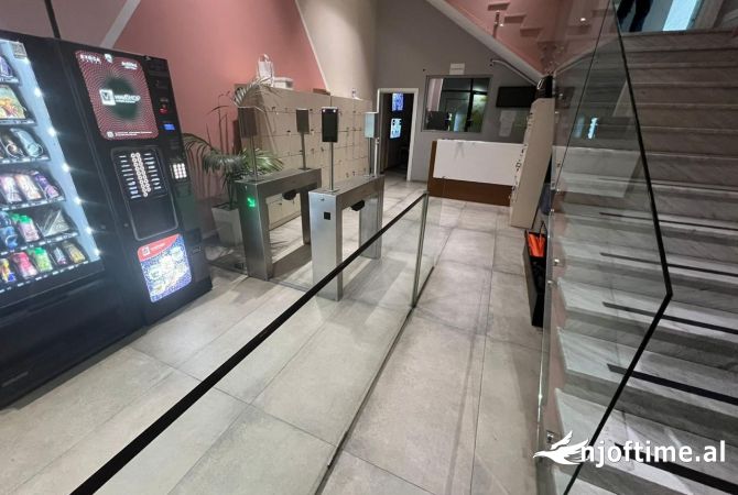 Ambiente Commerciale in Affitto 3+1 a Tirana - 7,000 Euro