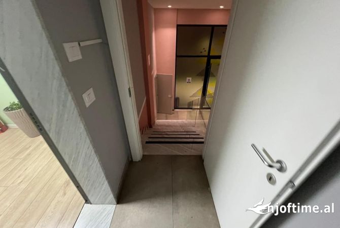 Ambient per Zyra 562m2 ne Qender te Tiranes