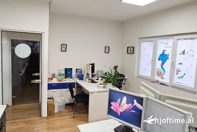 Ambiente Commerciale in Affitto 3+1 a Tirana - 3,001 Euro