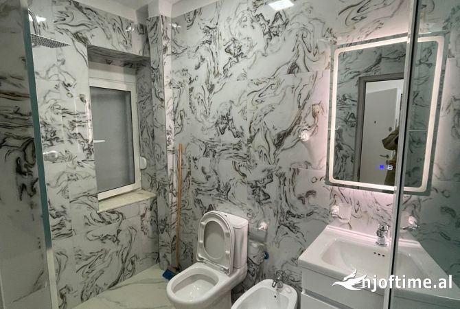 Ambiente Commerciale in Affitto 3+1 a Tirana - 551 Euro