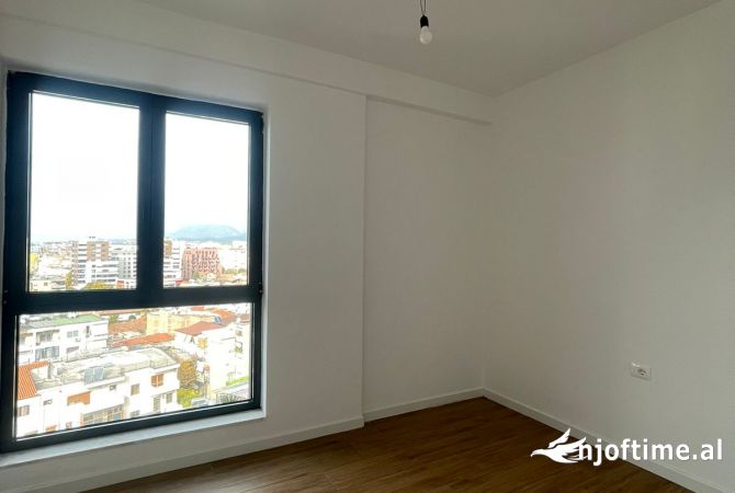 Ambiente Commerciale in Affitto 3+1 a Tirana - 799 Euro