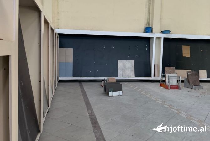 Ambiente Commerciale in Affitto 4+1 a Tirana - 5,000 Euro